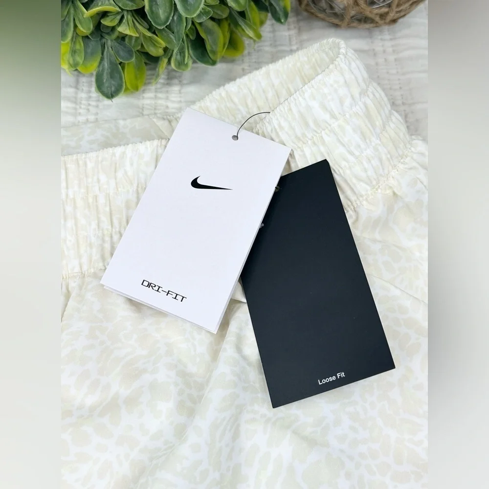 Nike women’s one